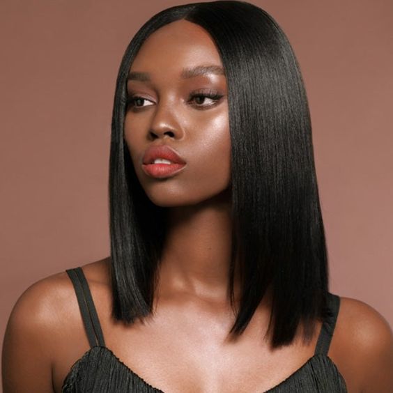 In This image show, the straight black color line showing shoulder length hair cut.