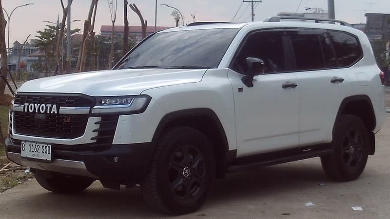 Toyota Land Cruiser 300 GR Sport in white, front three-quarter view — right-hand-drive JDM model