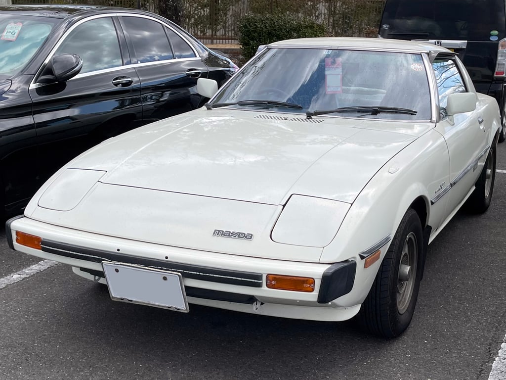White Japanese-market Mazda Savanna RX-7 GT (SA22C), front three-quarter view