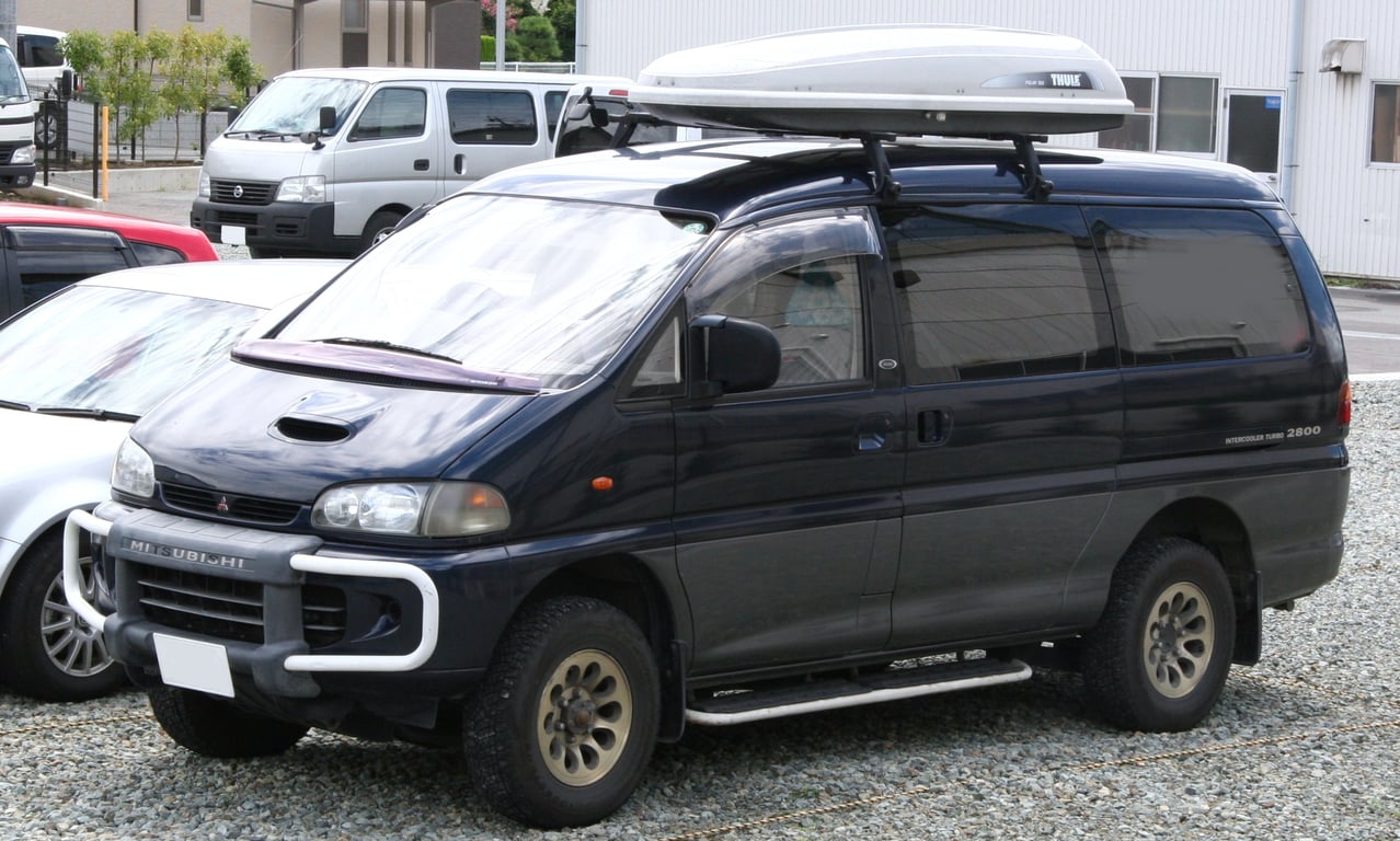 Mitsubishi Delica Space Gear, pre-facelift style, 1994 to 1997