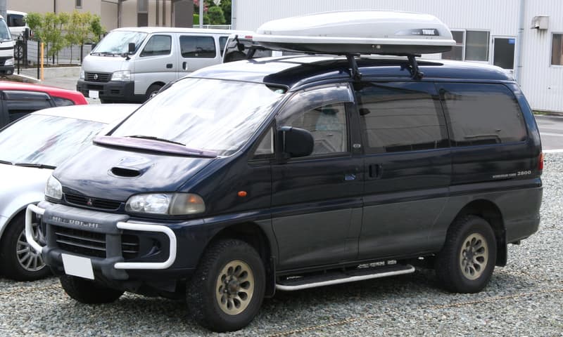 Mitsubishi Delica Space Gear, pre-facelift style, 1994 to 1997