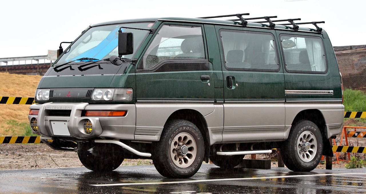 Mitsubishi Delica Star Wagon 4WD 2.5 turbodiesel Active World with Aero Roof, Japanese-market naming