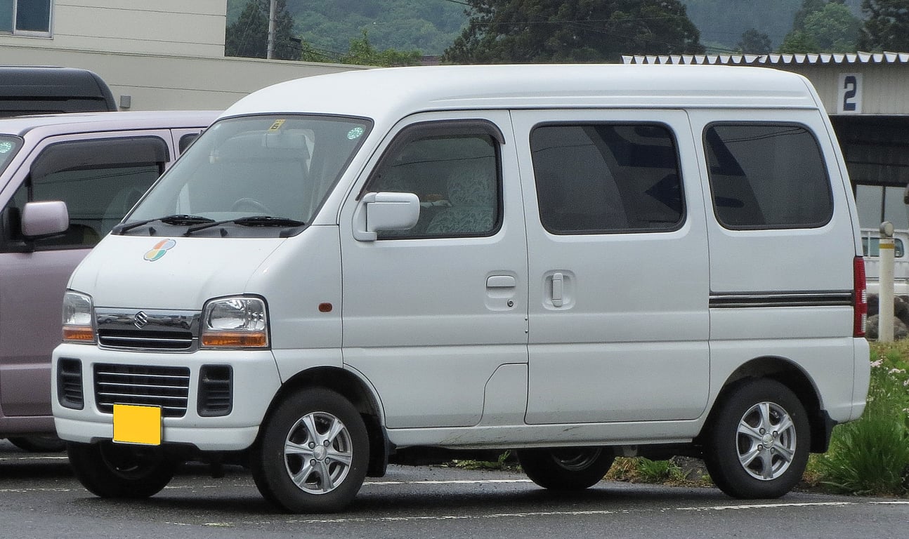 Suzuki Every JOIN 4WD van, front three-quarter view