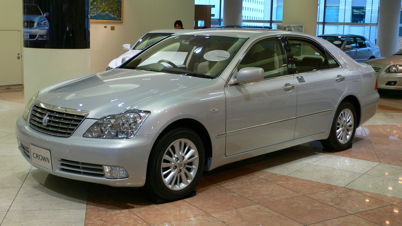 2005 Toyota Crown Royal (S180) in the Toyota AMLUX showroom, front three-quarter view