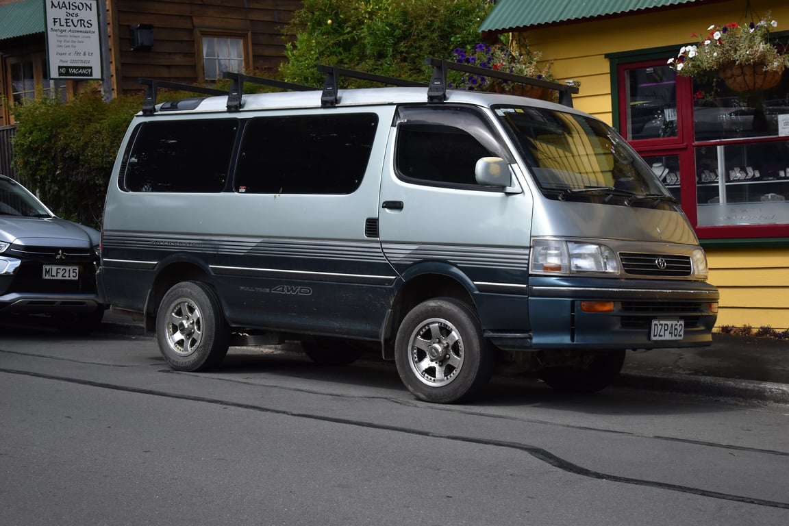 1995 Toyota HiAce Super Custom, front view