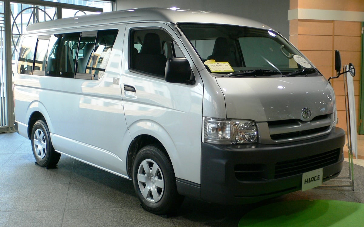 Toyota HiAce Wagon DX Long, Middle Roof, front view