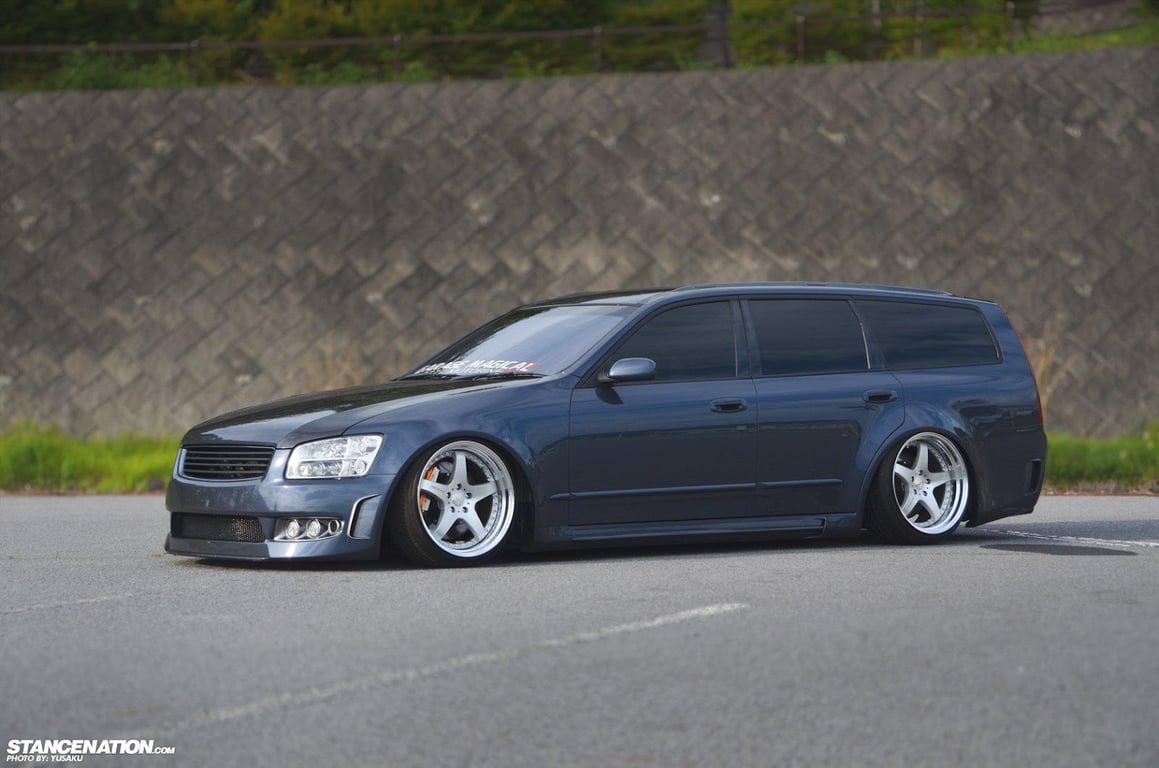 Black M35 Nissan Stagea second-generation wagon