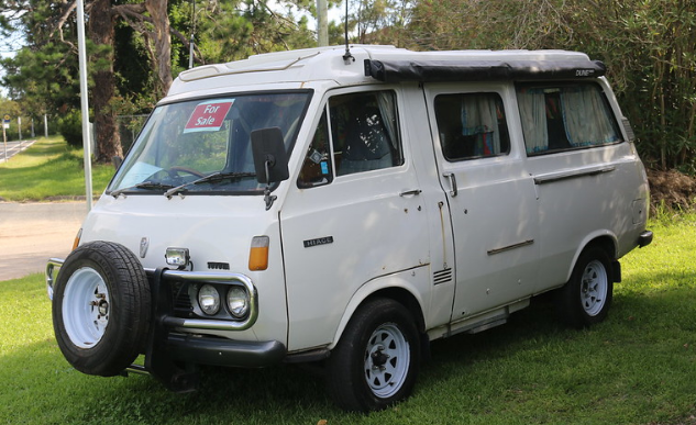 Toyota HiAce H200, front view