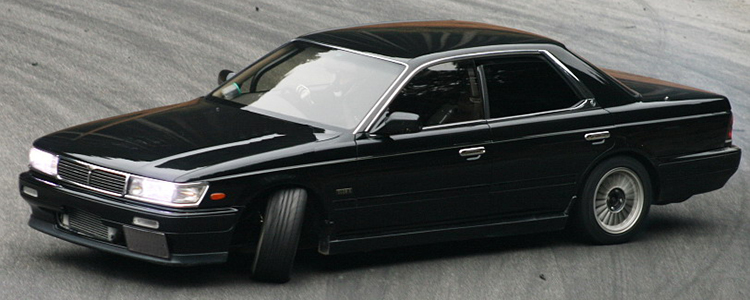 Nissan Laurel C33 sedan, front three-quarter view