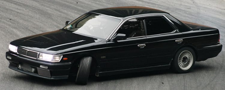 Nissan Laurel C33 sedan, front three-quarter view