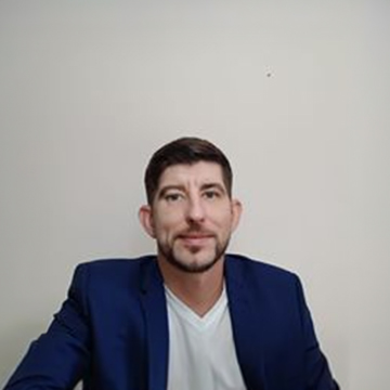 Robert Munteanu headshot