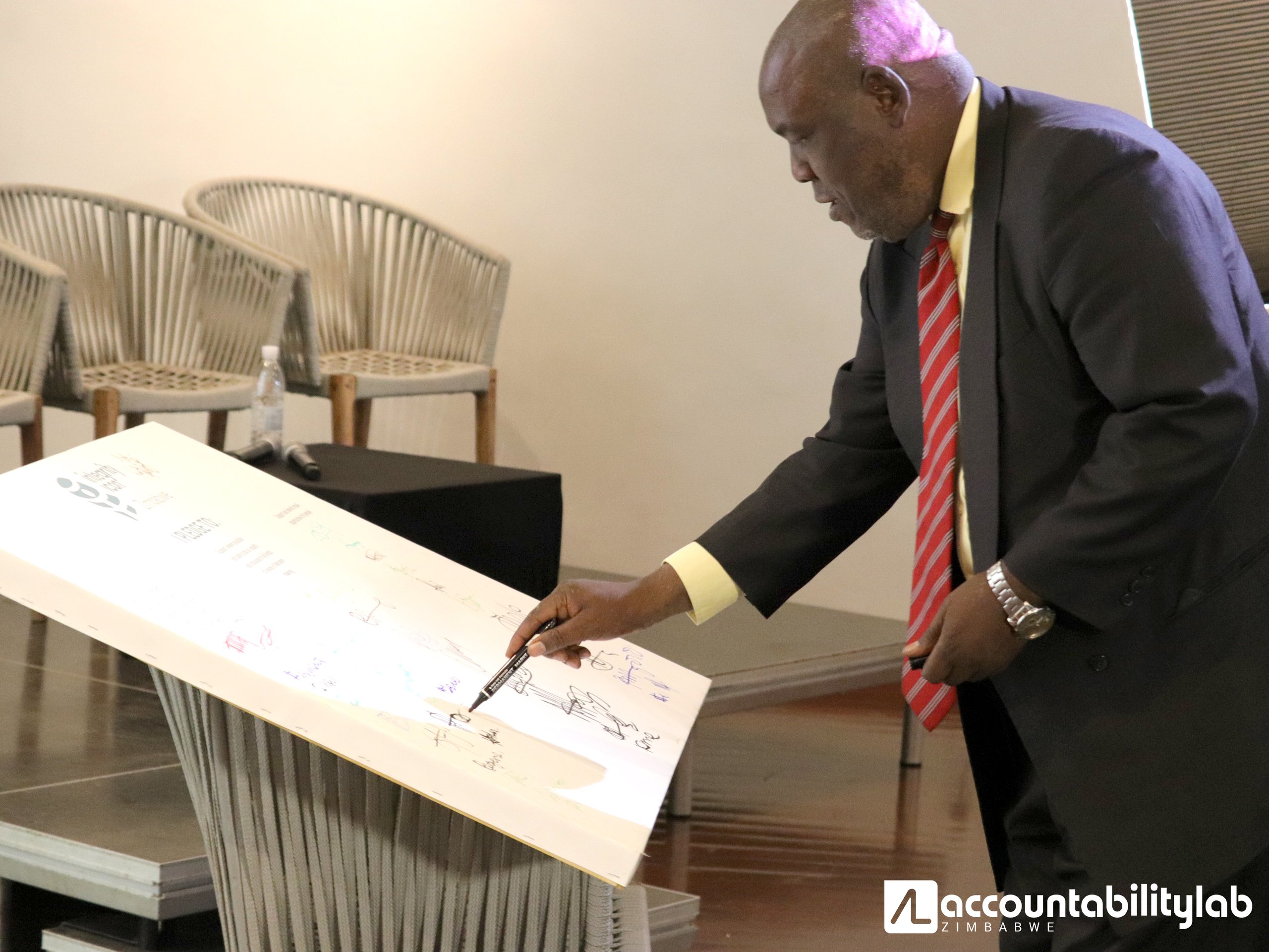 Guests at the Integrity Icon Zimbabwe Ceremony signing the Integrity Icon Pledge 2