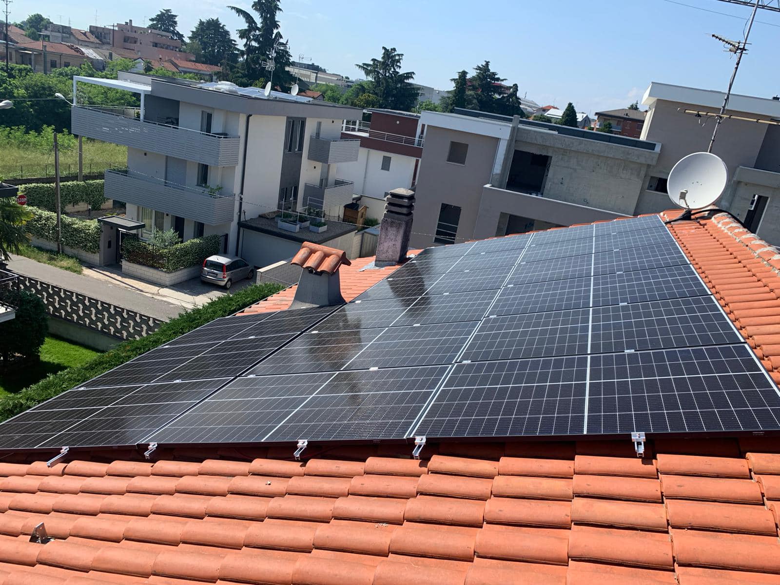 Installazione pannelli solari con sistema di monitoraggio avanzato