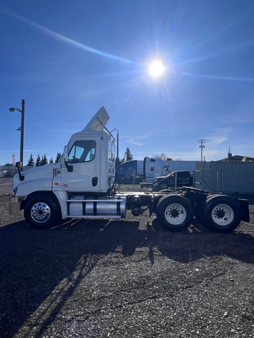 2018 Freightliner Cascadia 113 Day Cab - IMG_1091