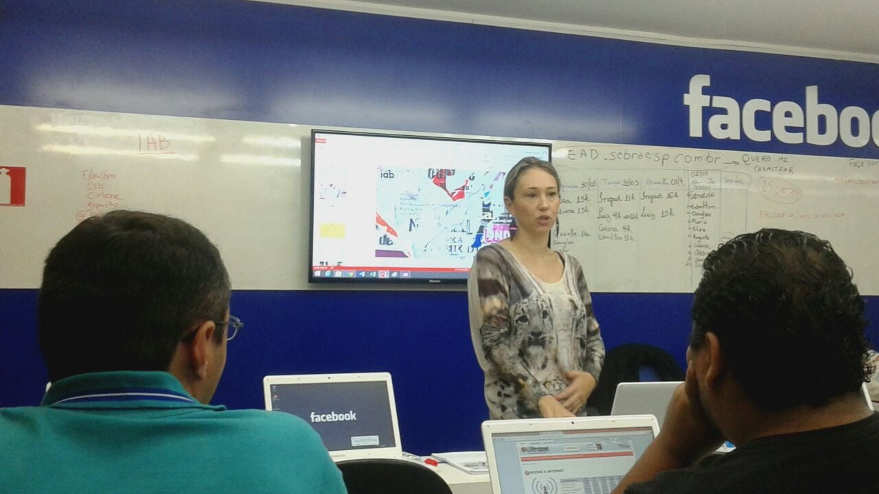 Claudia teaching at Facebook Community project in Heliópolis, São Paulo