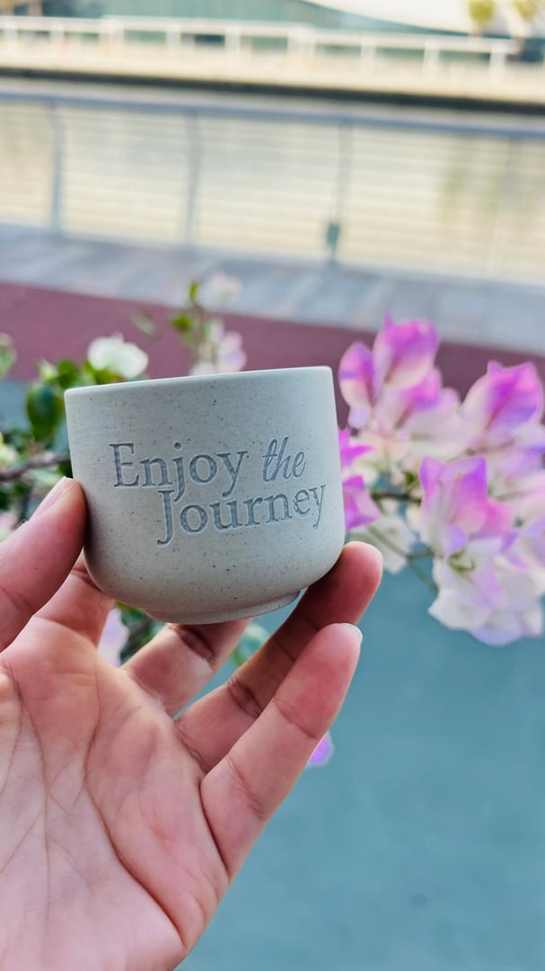 Kaffee Tasse mit eingraviertem Spruch