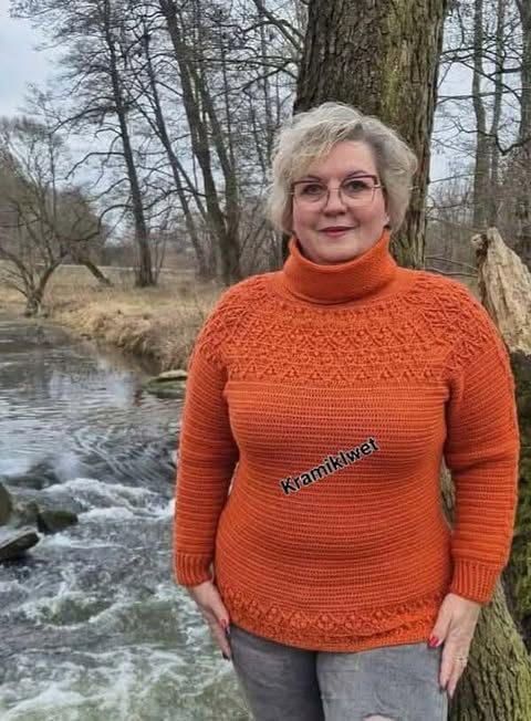 Sweterek z golfem wykonany na szydełku z wysokiej jakości włóczki