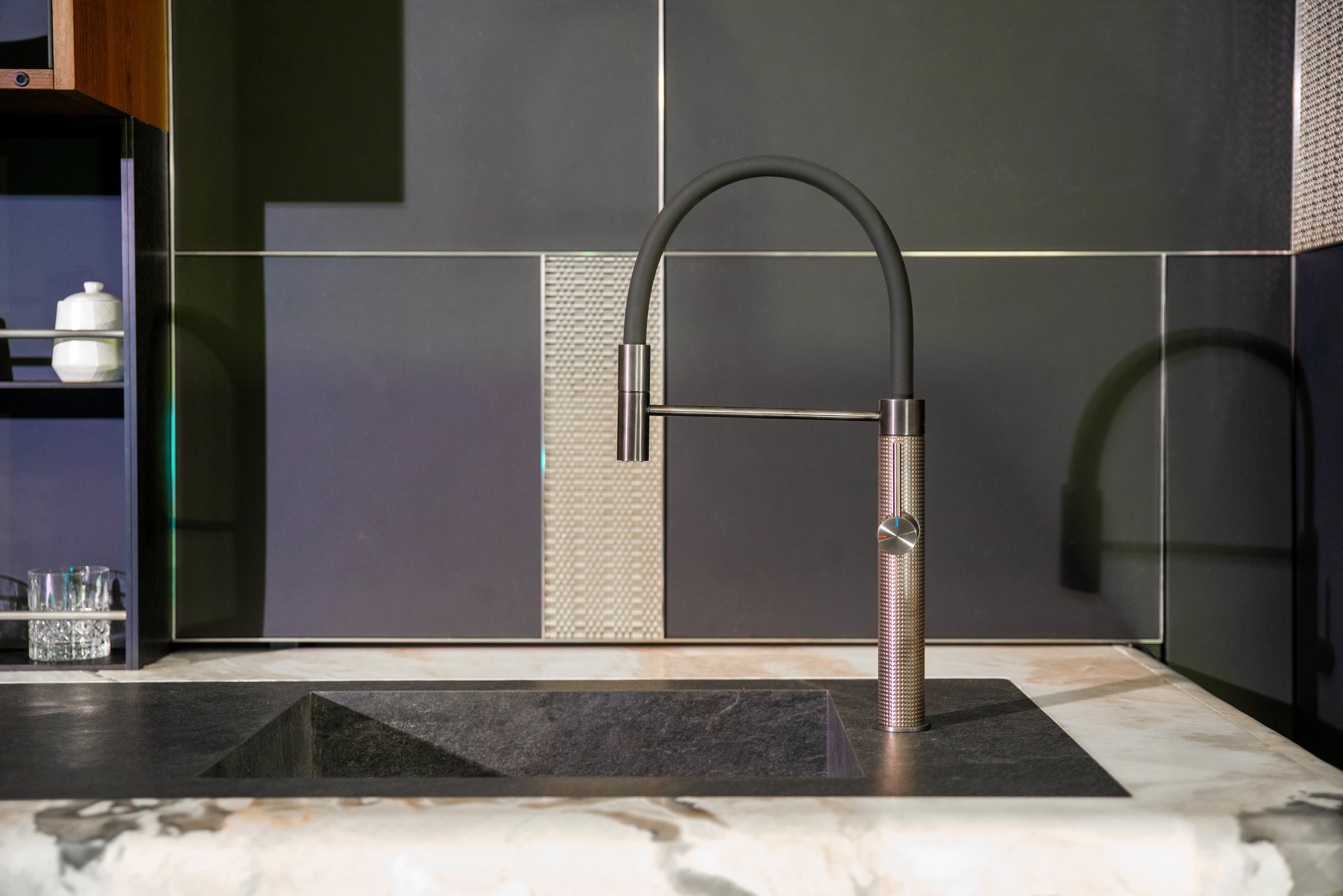 Modern kitchen faucet with flexible spout