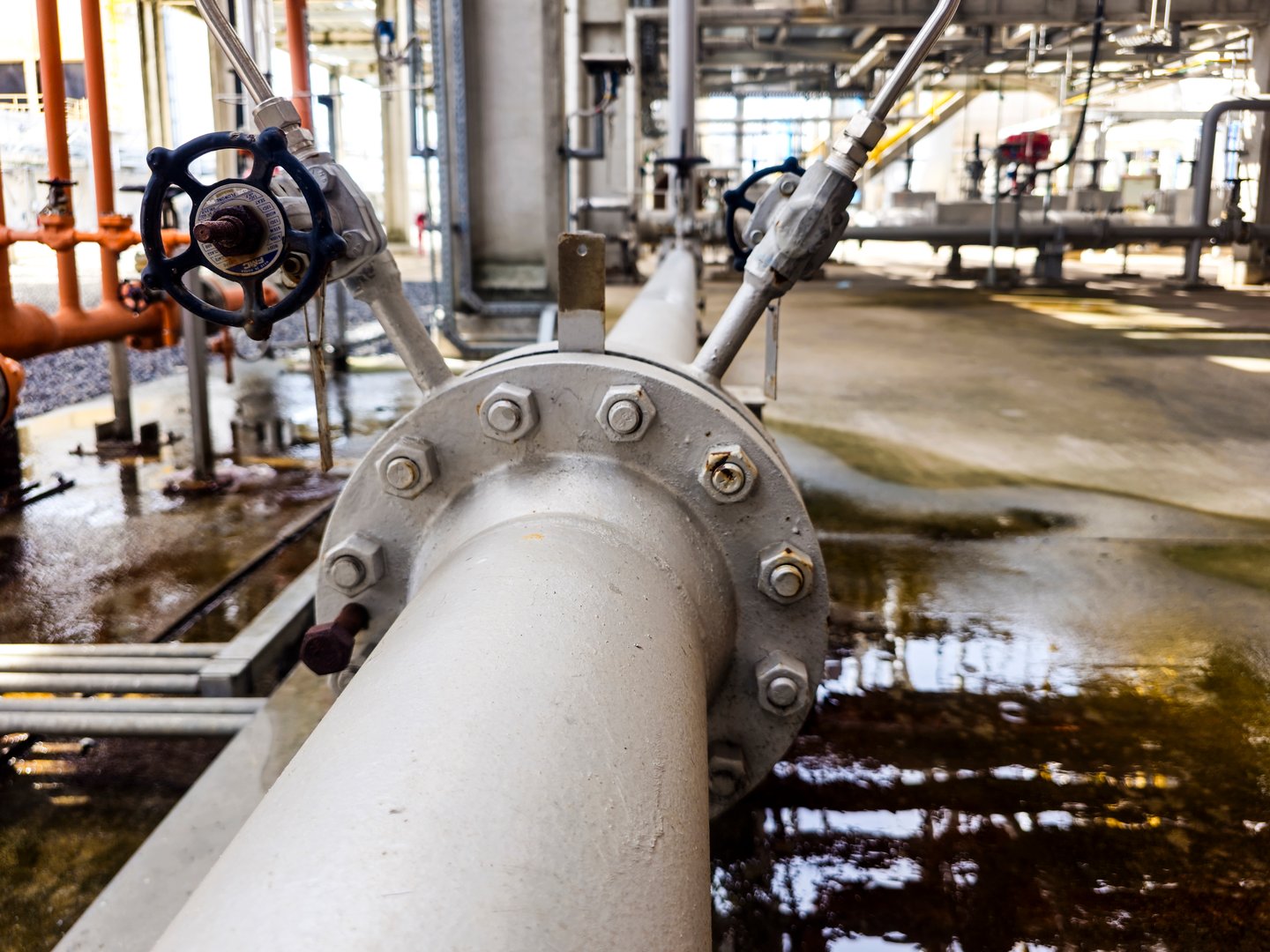 Pipeline and valves