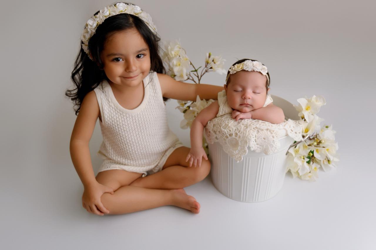 Dos hermanas preciosas modelando conjuntos Sisters Sets en ambiente natural y delicado