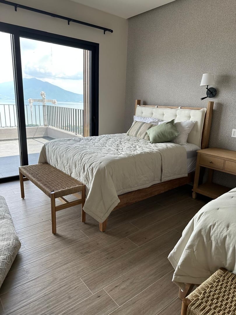 Cama plataforma en madera de Rosa Morada con cabecera tapizada