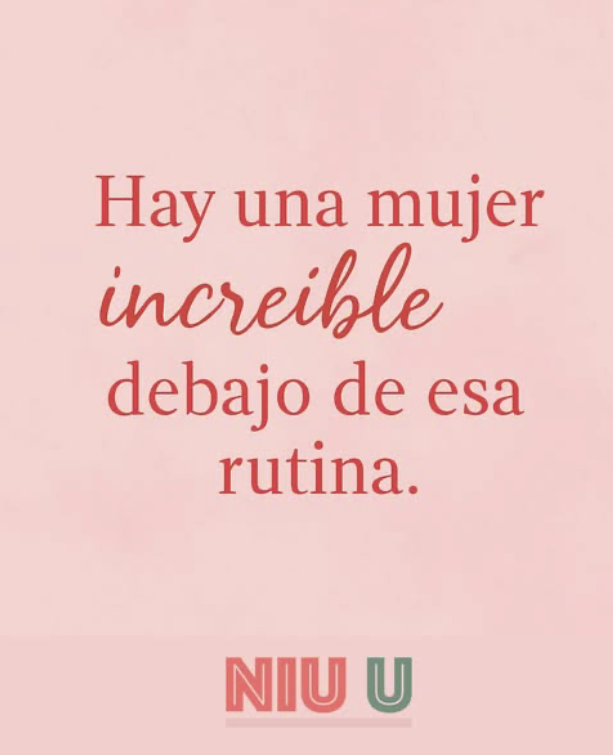 Inspirational quote in Spanish on a pink background, encouraging the recognition of incredible women beneath daily routines.