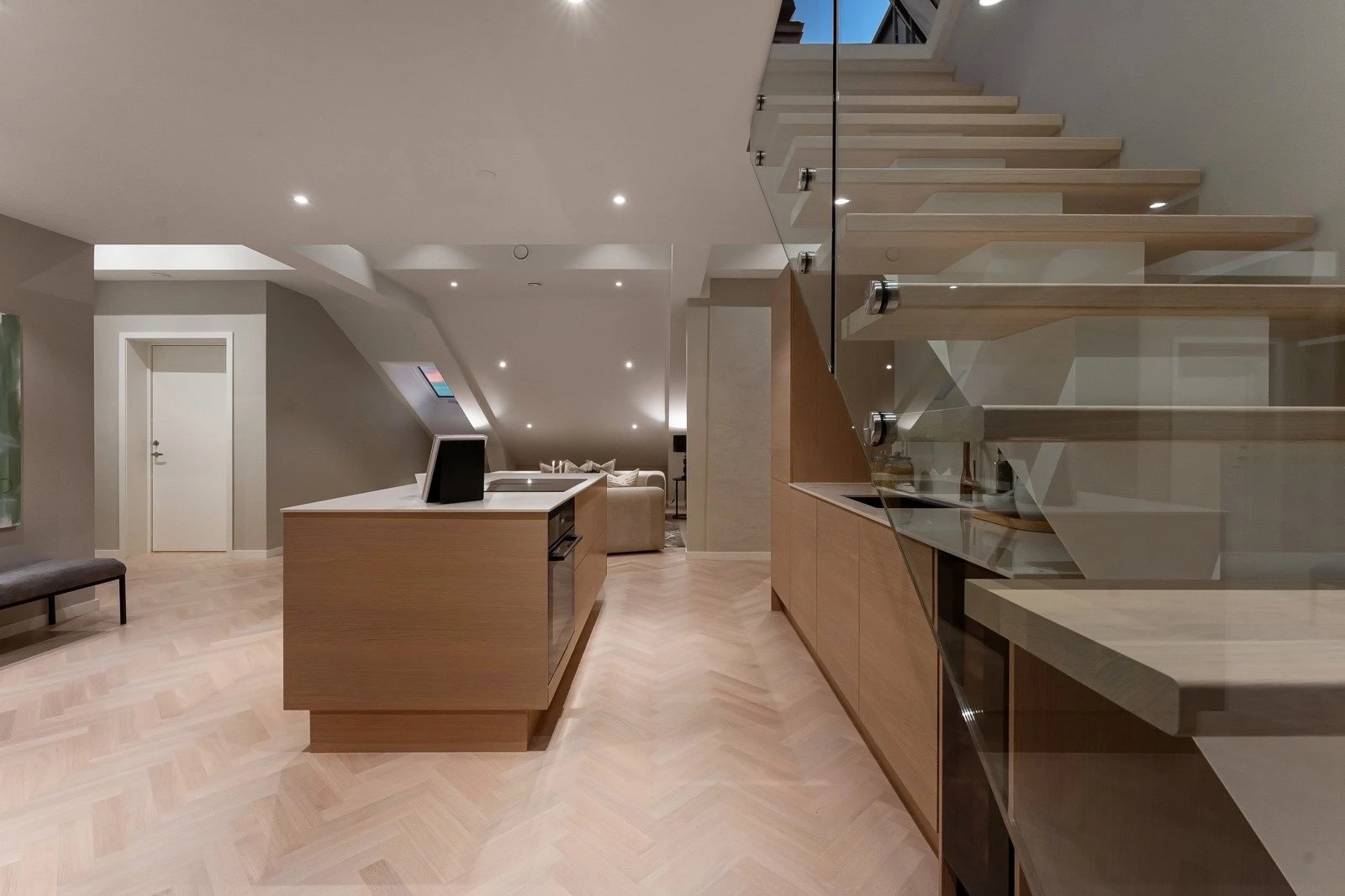 Innendørs trapp og glassrekkverk