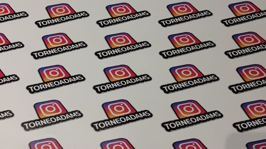 Etiqueta sticker corte KissCut personalizado - precisión técnica profesional