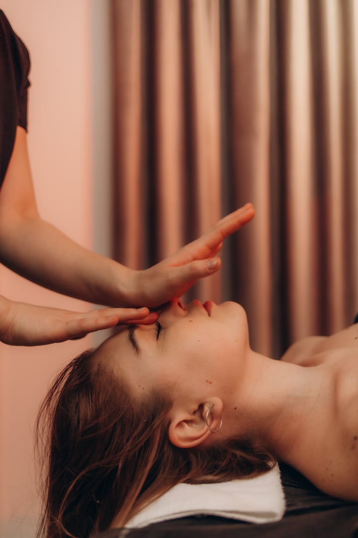 A calming, therapeutic Reiki session focused on relaxation and balance. Captures holistic healing and serenity in a wellness spa setting.