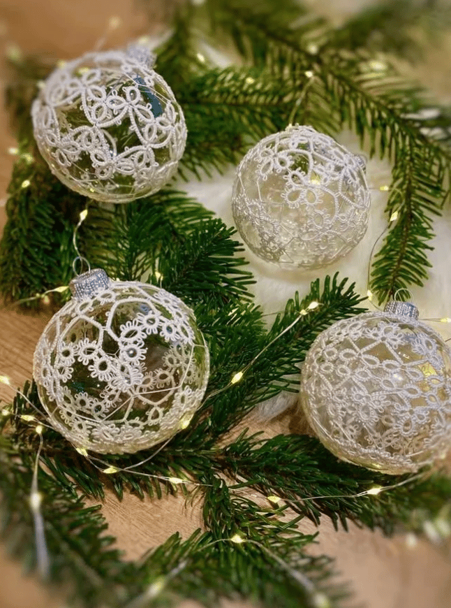 Bombka świąteczna frywolitkowa