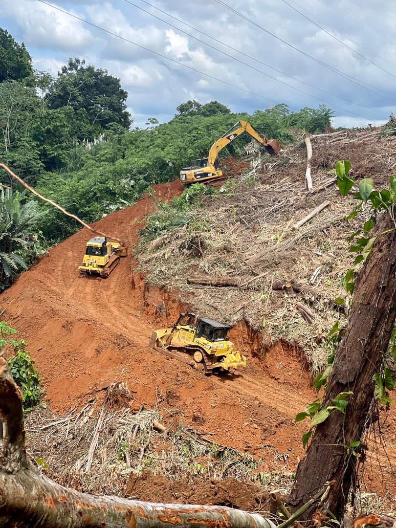 Equipo de construcción de IDCCSA trabajando en movimiento de tierra