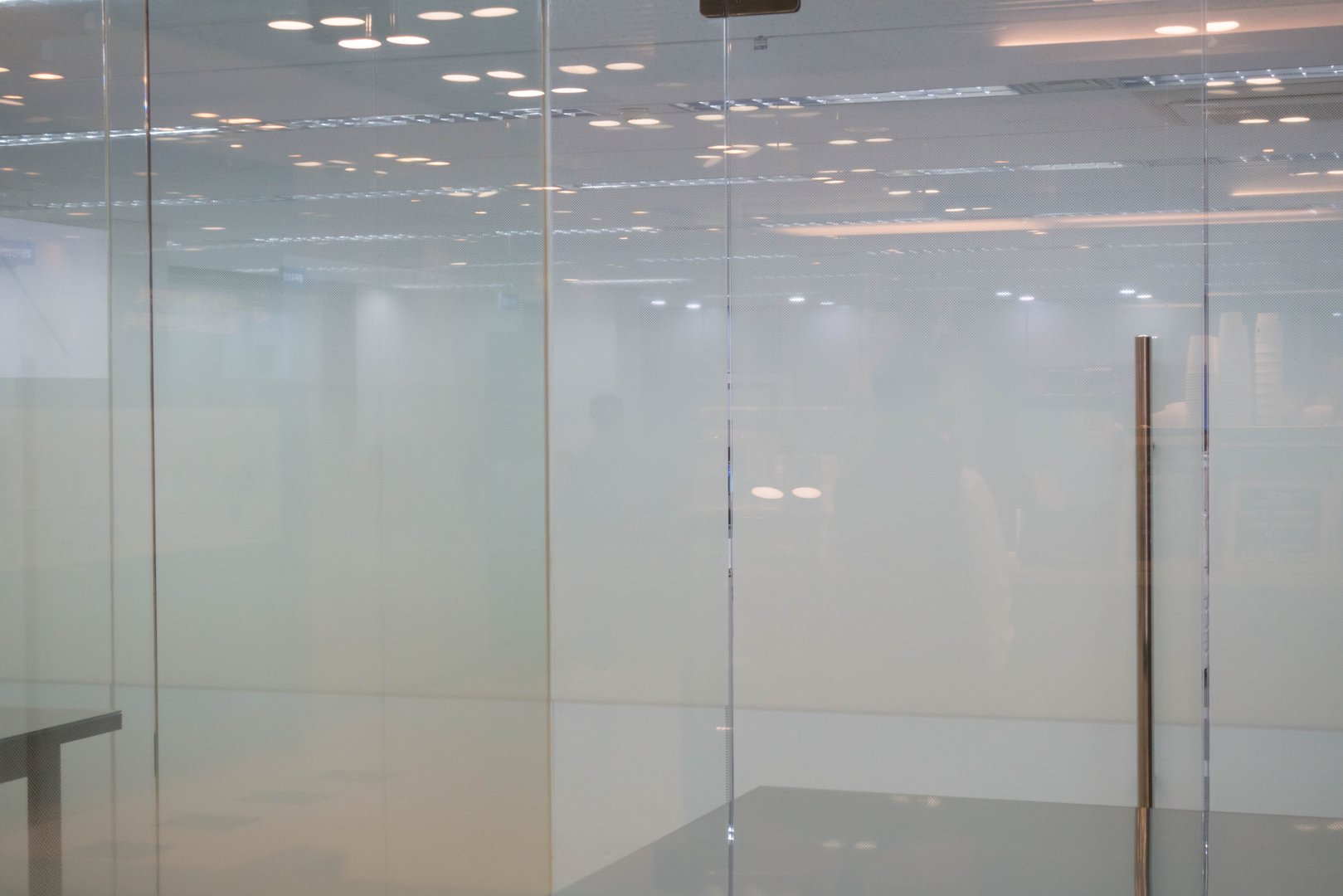 Nowadays, there are many standing meetings for various reasons, and the meeting room also has no chairs.