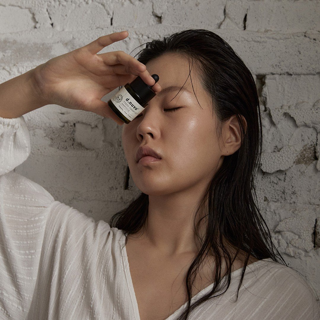 KOL showcasing DNUVO skincare products