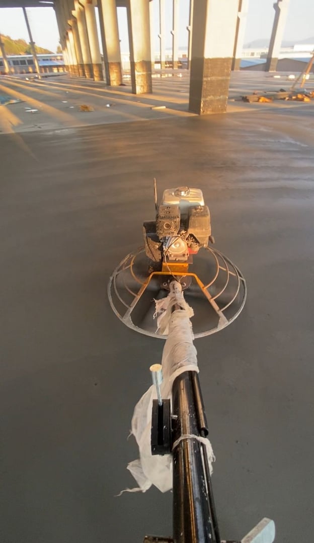 Perdahlı saha betonu - profesyonel helikopterli beton uygulaması