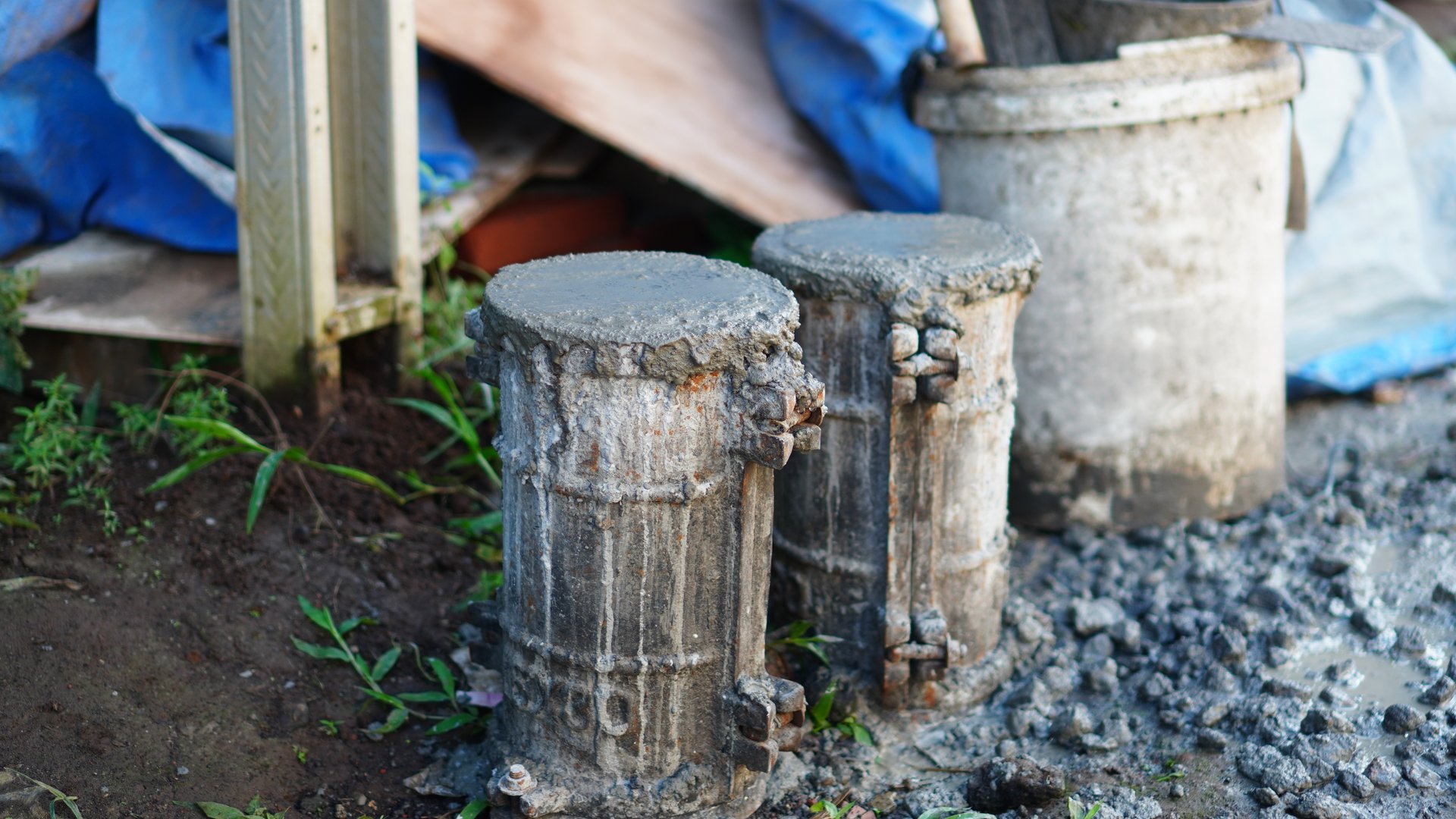 Compression test of concrete containing admixtures of cement etc.