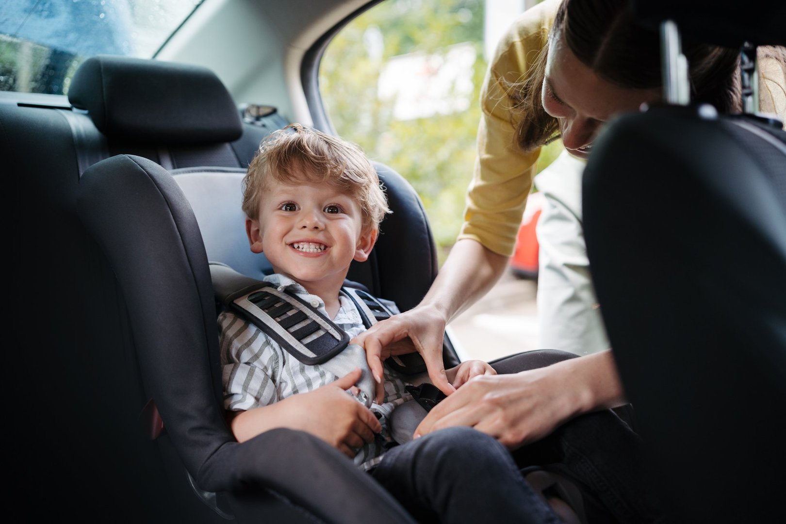 Familia viajando segura después del mantenimiento preventivo.