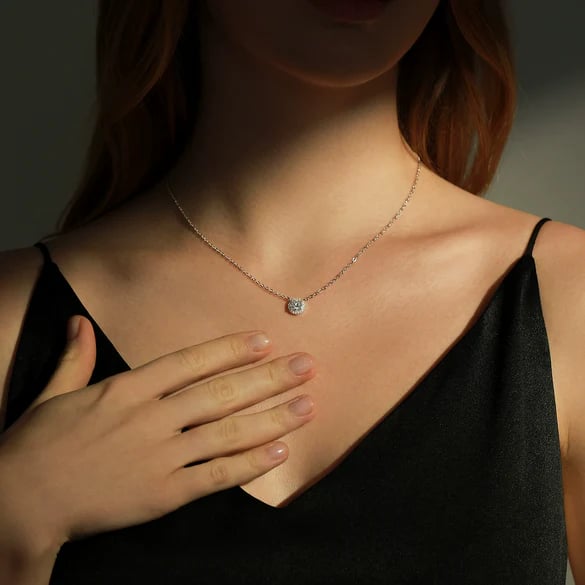 Collier triangle fleur porté par mannequin