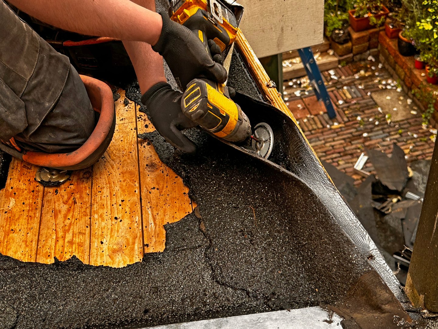 Mann som reparerer tak