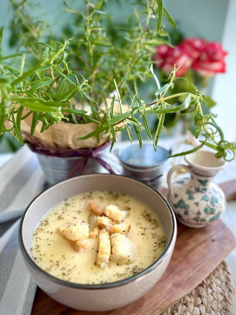 Krem z białych warzyw z grzankami