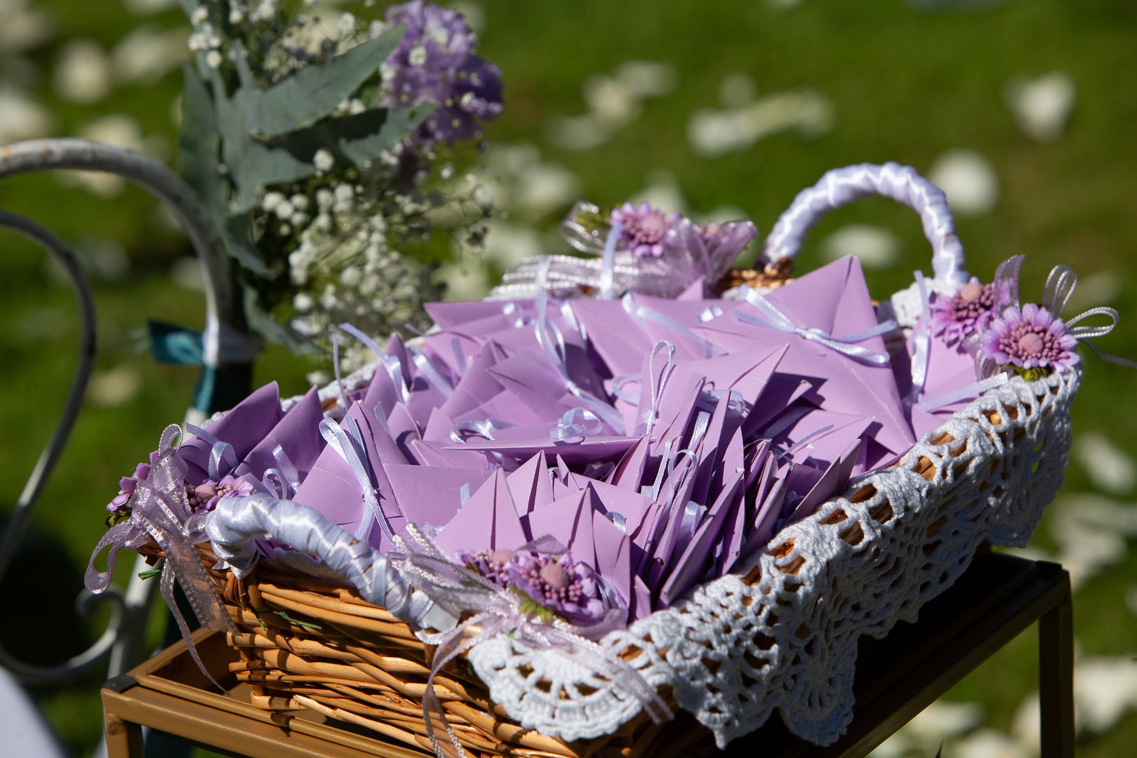Μπομπονιέρες λεβάντα σε καλάθι - αρωματικές μπομπονιέρες γάμου βάπτισης