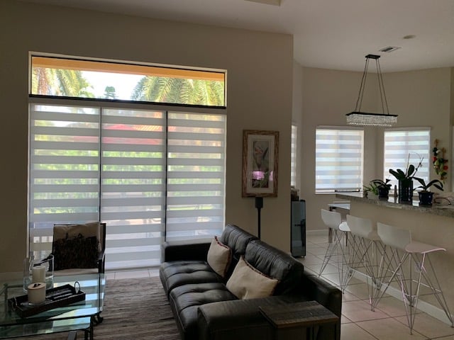 Cortinas zebra en interior moderno