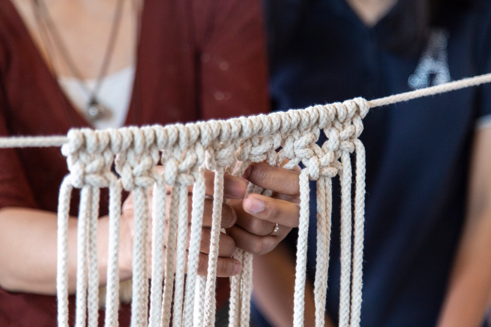 Comunidad de artesanas tejiendo macramé