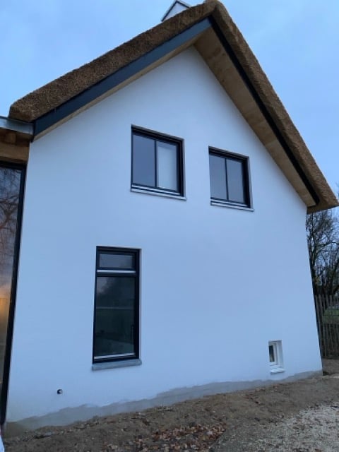 gevel stucen oss eindresultaat moderne witte gevel