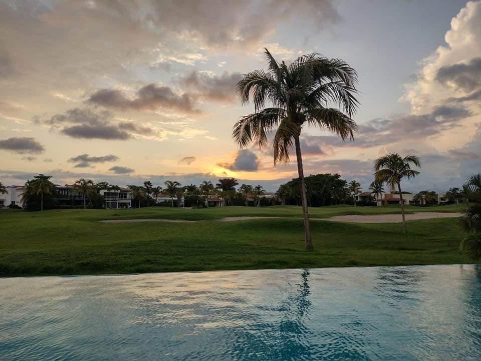 Punta Cala, El Tigre - Casa de dos niveles con acentos en madera y espacios verdes en Nuevo Nayarit