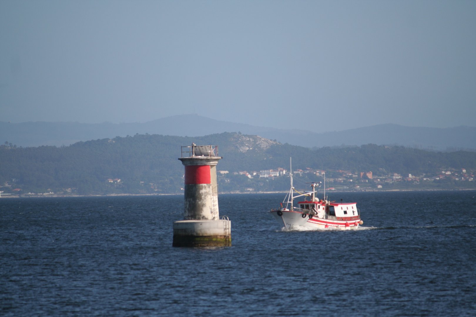 Marina local con embarcaciones atracadas en un ambiente tranquilo