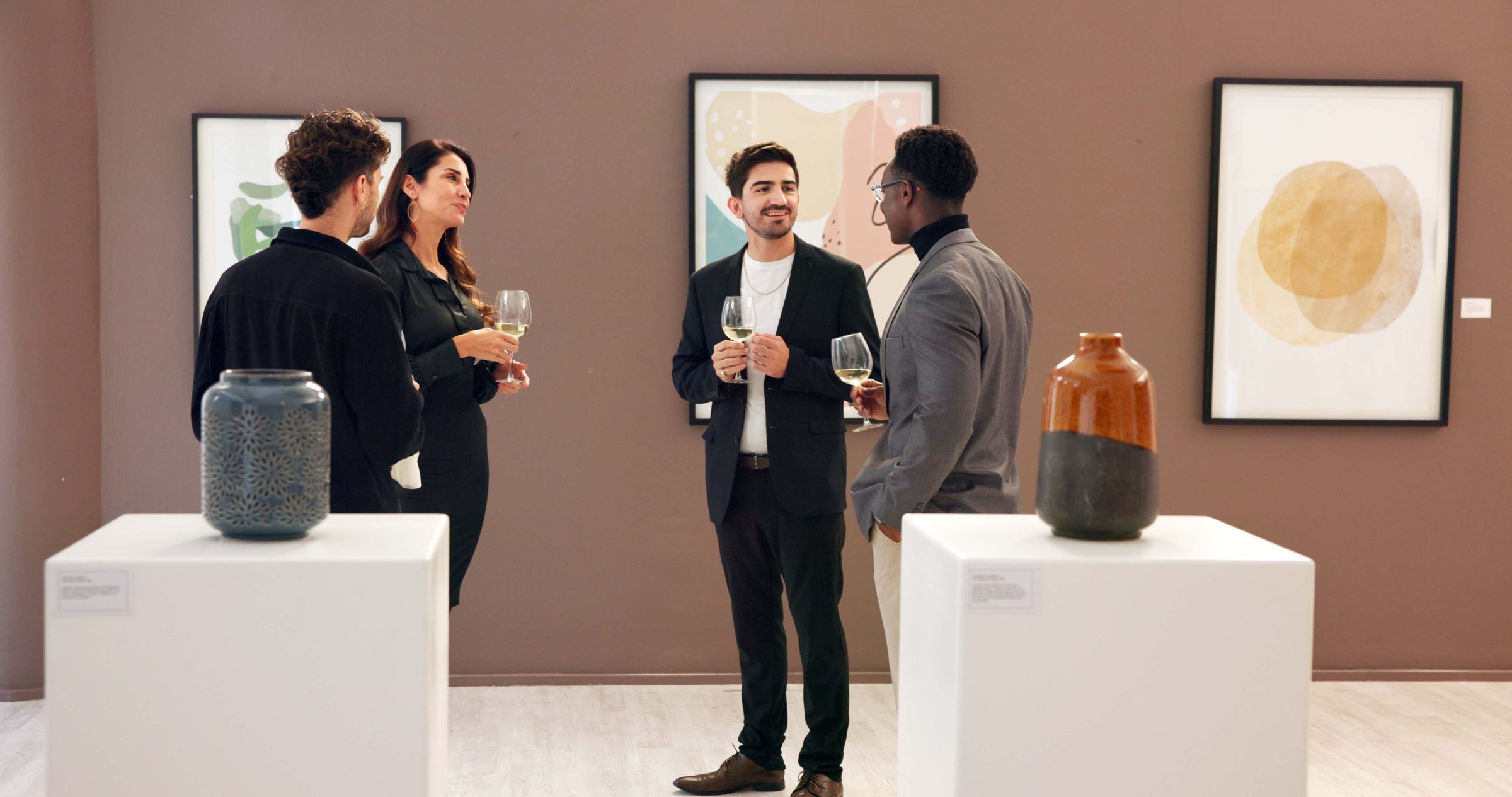 Événement vinicole avec champagne et galerie d'art