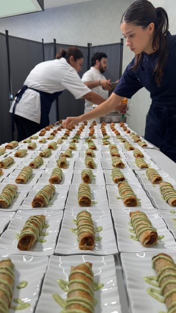 Decoración floral en mesa de evento