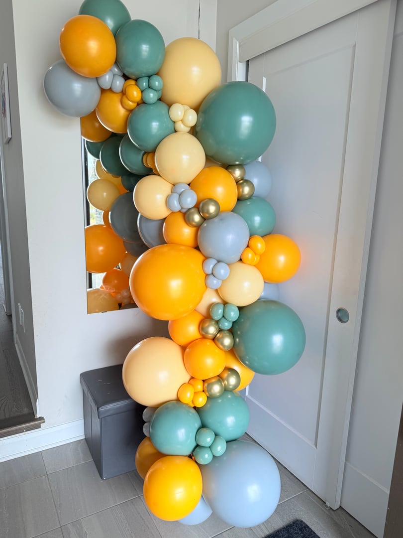 Grab and go ready to hang balloon garland