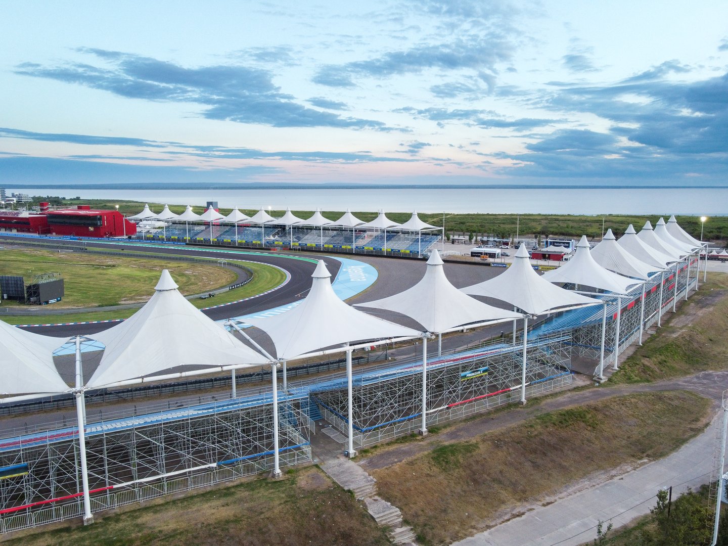 View of the Termas de Rio Hondo Circuit, a unique destination that combines the excitement of MotoGP with the relaxation of its thermal waters. Ideal for motor fans and wellness seekers.