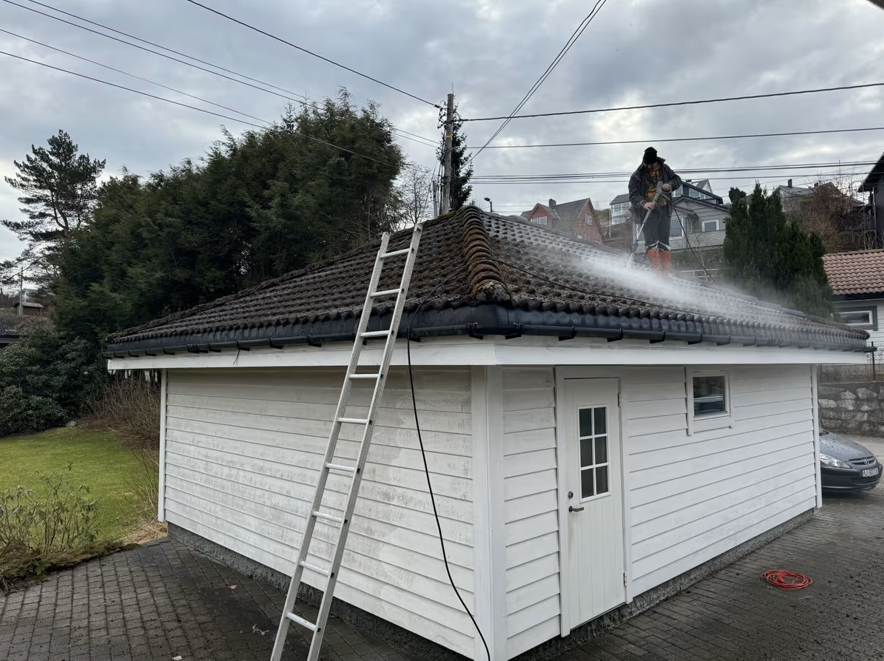 Hus med tak som trenger maling